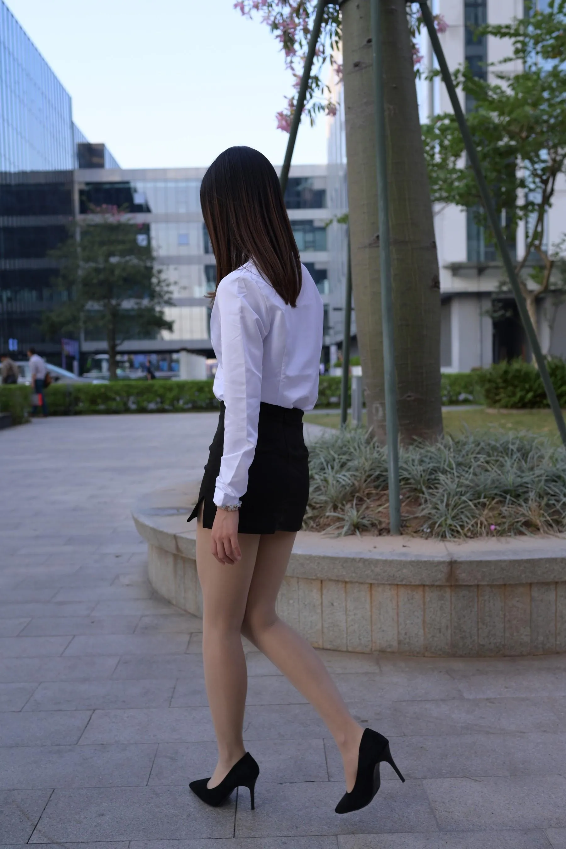 [魔镜街拍] NO.082 SM_0006街拍肉丝高跟制服ol小姐姐 [203P]插图9